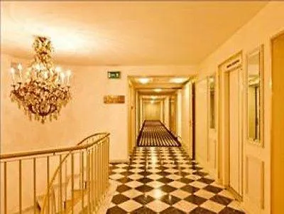 Готель Astor & Serviced 3*